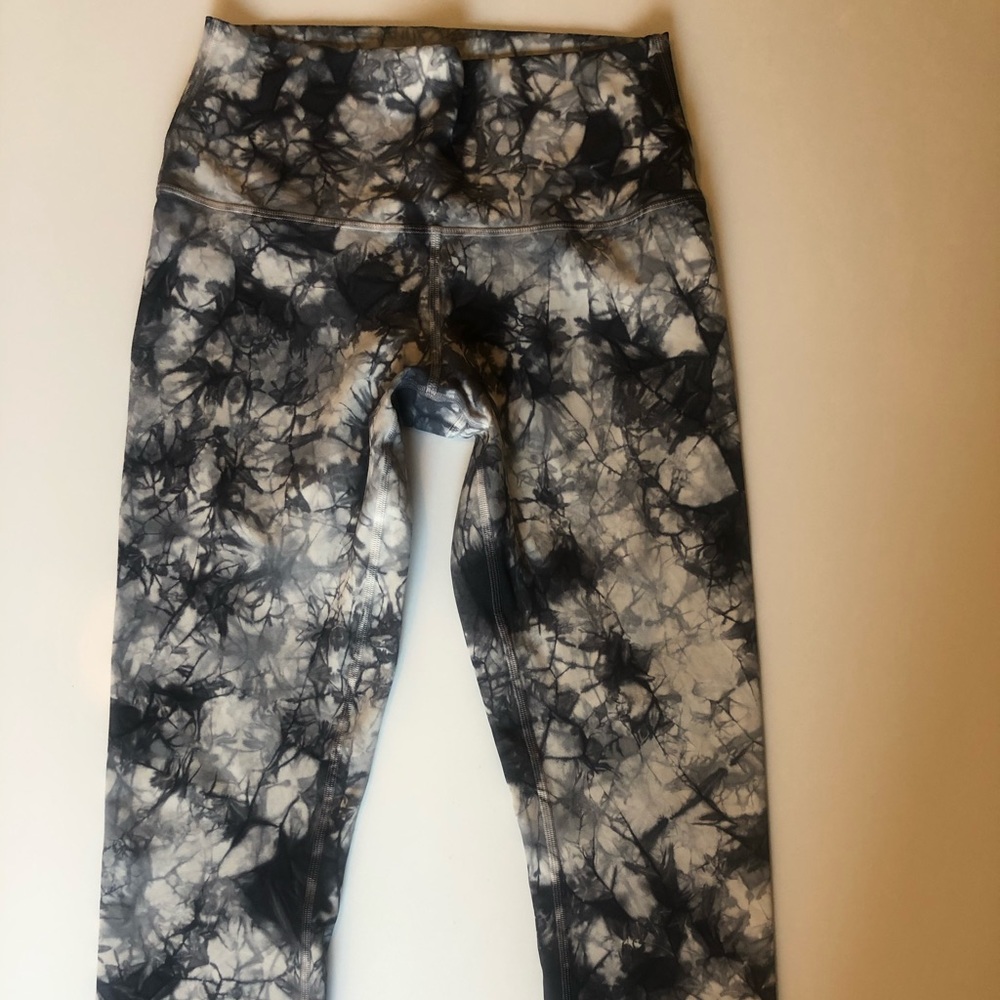 Lululemon crops marbled print